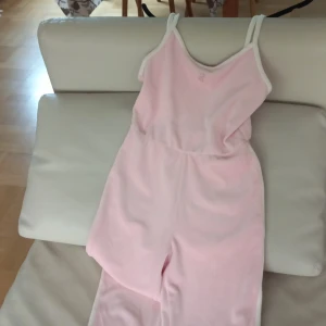 Juicy  Couture dräkt - Hel dräkt från Juicy med lätt utsvängda byxor med vit rand på sidorna. 