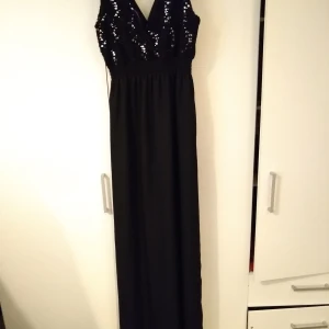 LångKlänning  - Väldigt fin knappt använd 