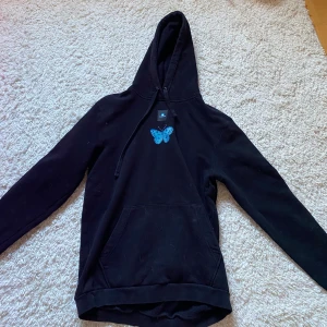 The cool elephant hoodie🩵 - Osäker på storlek, men ganska säker på att den är i M. Ganska oversized. Inga skador förutom att trycket på ryggen är ganska utsuddat😕💞