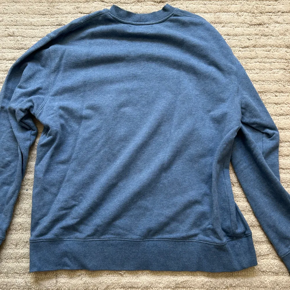 en sparsamt använd samsoe samsoe tröja i blå färg, tröjan är storlek L och passar om man är upp mot 180+, nypris ligger på 1200kr ungefär.. Tröjor & Koftor.