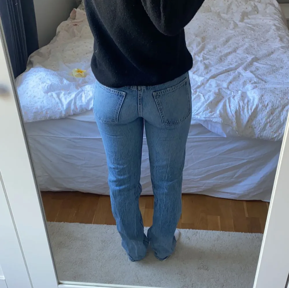 Så snygga raka jeans från Zara. I väldigt bra skick, inga fläckar! Man stänger byxorna med knappar. Perfekt längd (jag är 172cm). Jeans & Byxor.