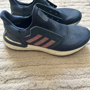 Adidas ultraboost laceless - ett par sköna adidas gympaskor som endast används ett fåtal gånger för padel, inga defekter förutom blå ränder på sulan som går att tvätta bort, storlek 42.5 och sitter extremt skönt, nypris ligger på ungefär 1800.