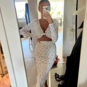 Tvådelat blommigt set - Aldrig använd  Toppen 34  Kjolen 36