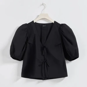 Blus med puffärm - Helt ny med prislappen kvar 🌼 Nypris - 400kr 