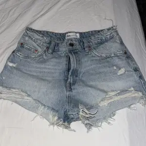Jeans shorts från zara använda 1 gång! Köpte de sommaren 2023 men har inte kommit till användning, är i ny skick! 