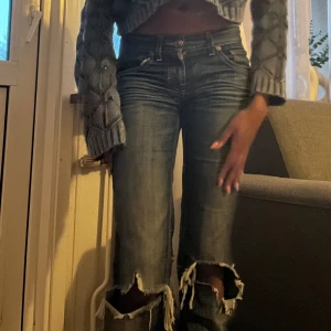 Low waist boot cut-Hugo boss - Intressekoll på mina Lågmidjade jeans från Hugo boss. Vintage som är köpta för 900kr. Jag startar med 500kr kom med pris förslag. Säljer inte under 400!