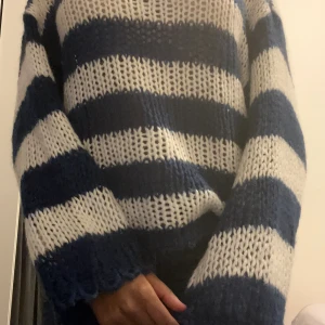 Virkad tröja - Populär tröja som är jätte fin nu till sommarn. Köpt från design by si. Säljer då den inte kommer till användnig och jag tycker inte att den är särskilt fin på mig! ordn pris cirka 500kr men säljer för 279. Pris kan diskuteras.