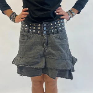 Volangkjol med nitar - Gullig kjol med nitar vid midjan. 🐆🐆