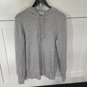 Soft goat hoodie - Skick 8/10 Storlek L passar M Ny pris 3500kr Pris 1500kr Box medföljer