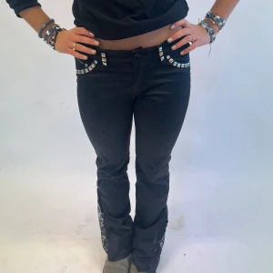 Jeans med nitar och spets  - Jeans med insydd spetts vid anklarna. 🐆🐆 Modellen är 160 cm.