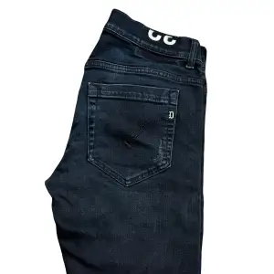 Tja säljer ett par riktigt schyssta dondup jeans i modellen george. Jeansen är i nyskick och i storlek 32. Hör av er vid frågor eller funderingar:)