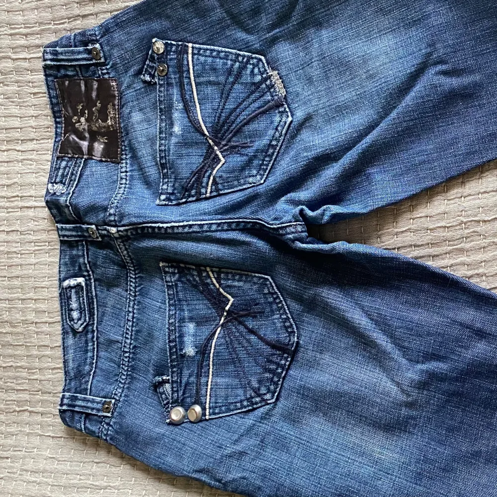 Low waist bootcut jeans från River Island. Passar nog någon som är runt 160 cm. Vid frågor är det bara att höra av sig!💓Pris kan diskuteras! . Jeans & Byxor.