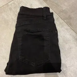 Säljer dessa svarta jeans i mycket bra skick. Vid fler bilder eller frågor kontakta mig!