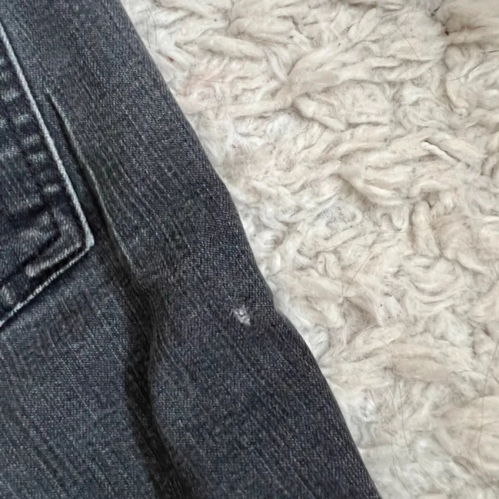 köpta second hand med knappt använda, det finns ett litet hål mellan benen och benet (sista bilden) 32x32 i strlk 💕. Jeans & Byxor.