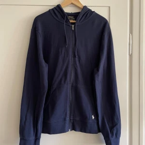 Hoodie polo Ralph Lauren  - En tunnar luvtröja från Ralph Lauren i storlek L Säljer pga att jag inte använder 
