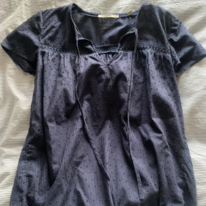 Marinblå blus - Superfin marinblå blus, nyskick ändast använd fåtal ggr❤️ 