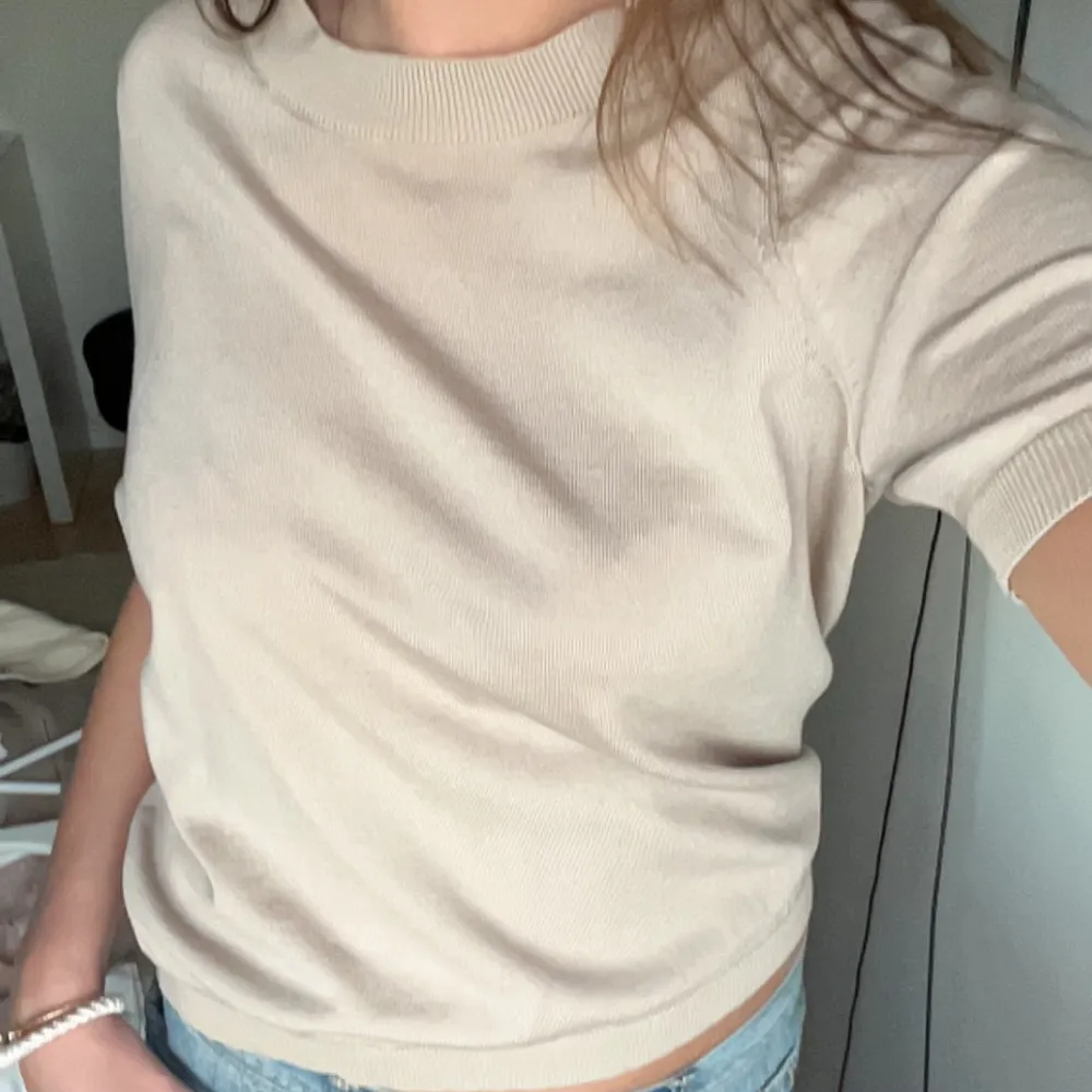 Stickad tshirt i beige, oanvönt skick❤️. Stickat.