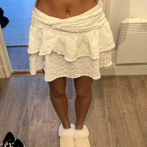 volangkjol gina tricot  - volangkjol från gina tricot. stretchig så passar xs-s beroende på hur man vill att den ska sitta, jag är 160 för referens. går ocksp att använda som topp!