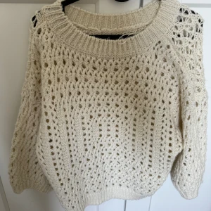 Trekvartströja zara - Hålstickad trekvartsärmad tröja från zara✨ täcken på användning men fint skick 🥰