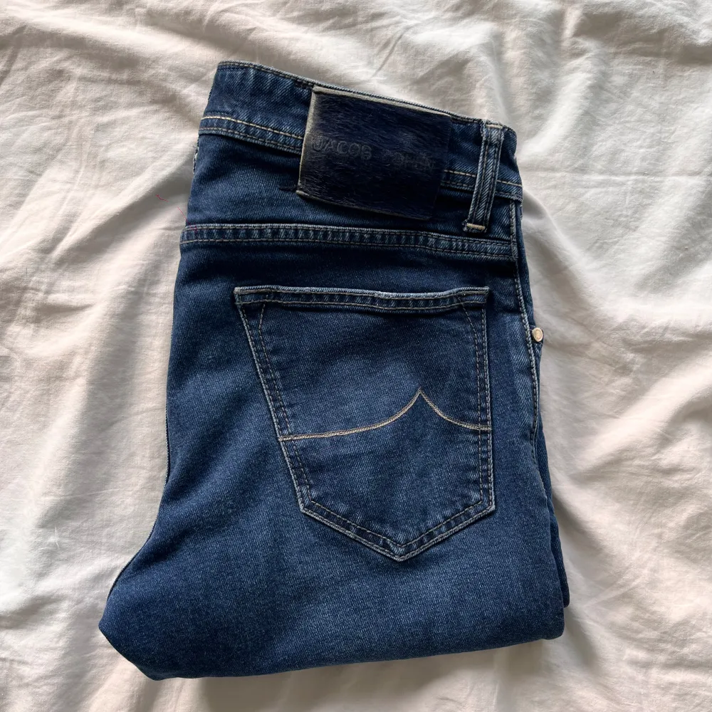 Hej! Säljer nu dessa sjukt snygga Jacob Cohen 622  jeans som är perfekta till våren och sommaren | Trendigaste och mest eftertraktade jeansen på marknaden! | Storlek 31 | Skick: 10/10 | Ny pris: 5500 kr, Säljs för 1199. Jeans & Byxor.
