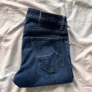 Hej! Säljer nu dessa sjukt snygga Jacob Cohen 622  jeans som är perfekta till våren och sommaren | Trendigaste och mest eftertraktade jeansen på marknaden! | Storlek 31, passar 30 | Skick: 10/10 | Ny pris: 5500 kr, Säljs för 1399 kr