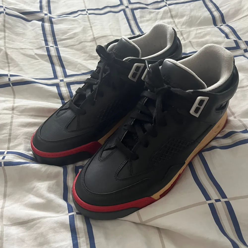 Maison Martin Margiela Basket Low top leather sneakers, great quality and quite rare pair, original price tag still on shoe bought on sale. Retail 1100 usd, Size 41 (TTS), Condirion 10/10 (basiclly unused) no box . Skor.