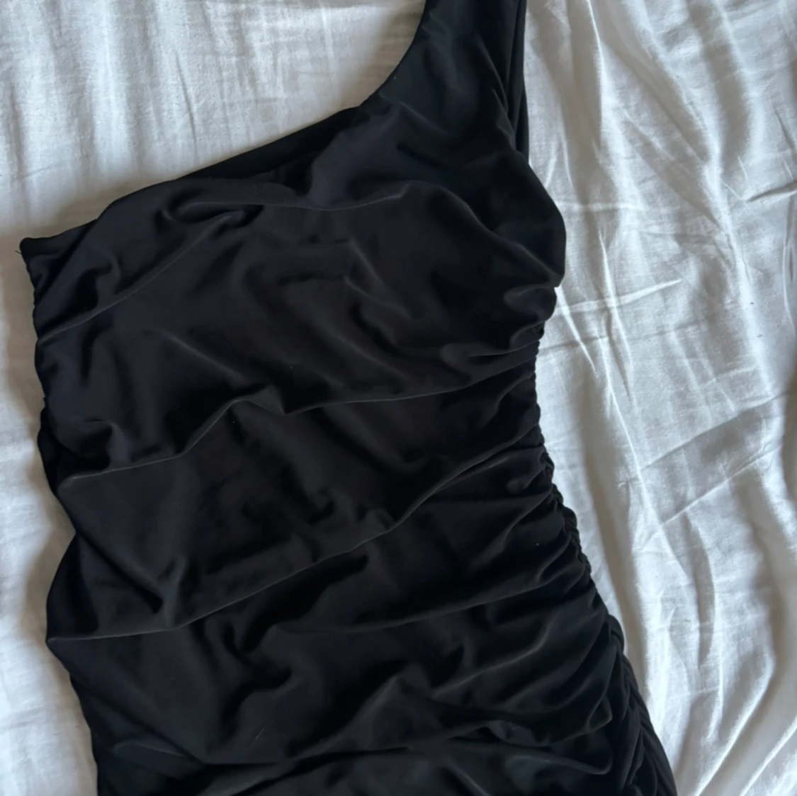 Svart one shoulder  - 90