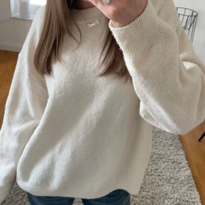 Stickad tröja - Vit stickad tröja från H&M i storlek M🤍 använt 2-3 gånger, men är för stor för mig. Ge gärna prisförslag!
