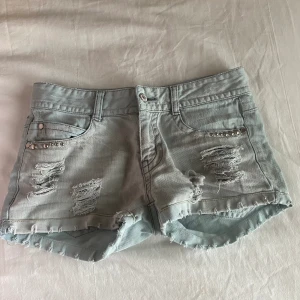 Ljusblå lågmidjade shorts - Säljer ett par ljusblå lågmidjade jeansshorts i storlek xs, väldigt bra skick förutom att knappen sitter lite löst, men den funkar normalt💗midjemått rätt över 36cm