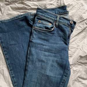 Säljer ett par mörkblåa Bootcut Jeans från Gina då jag inte använder dom, skriv för fler bilder