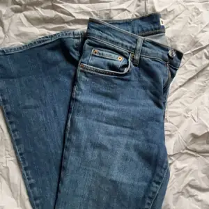 Säljer ett par mörkblåa Bootcut Jeans från Gina då jag inte använder dom, skriv för fler bilder