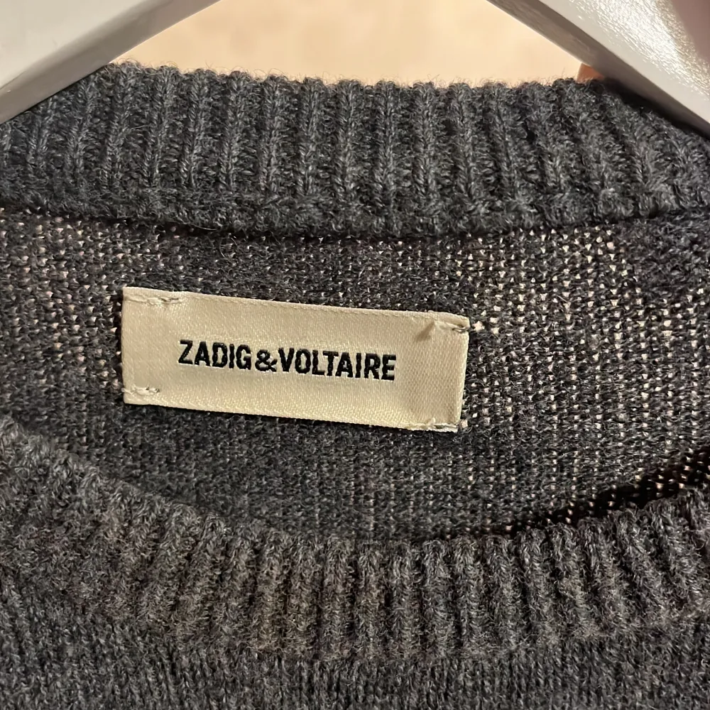 En långärmad tröja från ZV i storlek S. Jag köpte tröjan för ca 1500 kr men säljer för 650. Kan tänka mig att sänka. Jag har använt den väldigt lite då den inte har några skador. Skriv för mer bilder om du är intresserad!. Tröjor & Koftor.