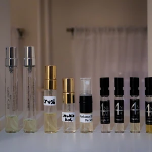 Olika splittar  - Säljer av lite splittar och jag säljer helst allt som ett paket annars får man köpa styck. Man får även med en bunt med tomma 3ML glasdekanter🤗 skriv PM för mer frågor vilka parfymer det är för jag får inte plats med mer text här :( Ta allt för 249kr