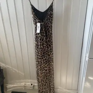 En så så fin leopard klänning med öppen rygg, som är helt oanvänd med prislappen kvar!! Finns inte längre och köpa. Ganska stor i bysten. Har ej fler bilder, är 160cm lång.☺️