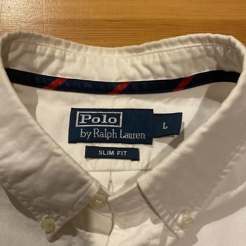 En mycket fin button down skjorta från Ralph Lauren. Den är i ny skick och i storlek L. . Skjortor.