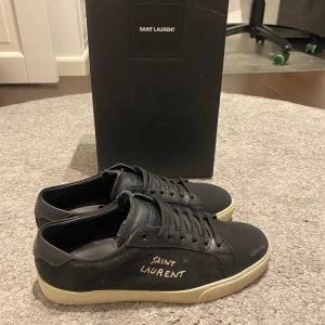 Saint Laurent skor - Tja! Säljer nu mina saint Laurent då dom inte kommer till användning Skick 9,5/10 ( sparsamt använda ) Köpta för 4600 Säljs för 3199 priset ej hugget i sten😁