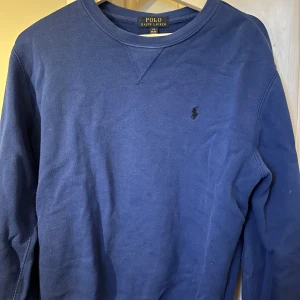 Ralph lauren collegetröja!💗 - Knallblå collegetröja från Ralph lauren som är i storlek xs-s!💓 Superfin nu till sommarn. Köpte för 750 kr men säljer för 250 kr men är öppen för förhandling!