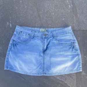 Säljer denna jättefina lågmidjade jeans kjol perfekt till sommaren! I jättebra skick🩵