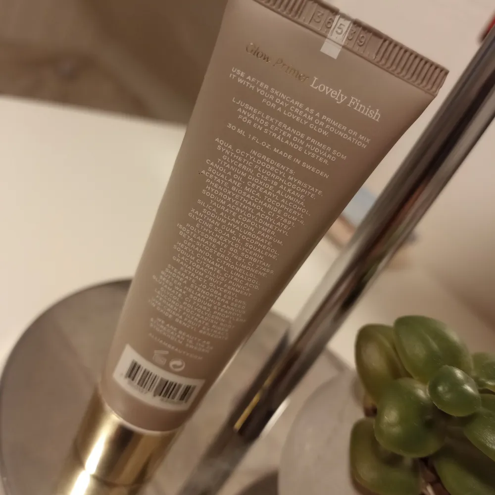 Säljer en Glow primer från ALL I AM BEAUTY i färgen 02. Cirka 40% kvar i den. Den är brun och används innan man lägger på sminket för att få mörkare färg i ansiktet. Original pris är 499kr! Säljer den för 80kr + frakt! . Accessoarer.