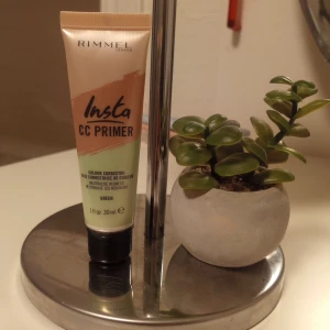 Insta CC primer  - Säljer en insta CC primer från rimmel London! Ca 40% kvar. Man tar den innan sminket för att få bort röda nyanserna i ansiktet. Färgen är green. Original pris 90kr från Lyko. Säljer den för 30kr + frakt! 