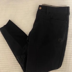 Vestrum ridbyxor - Superfina marinblåa Vestrum ridbyxor i strl svensk 38. De är halvskodda. Nypris är 2999kr, tänkte 1200kr eller bud.