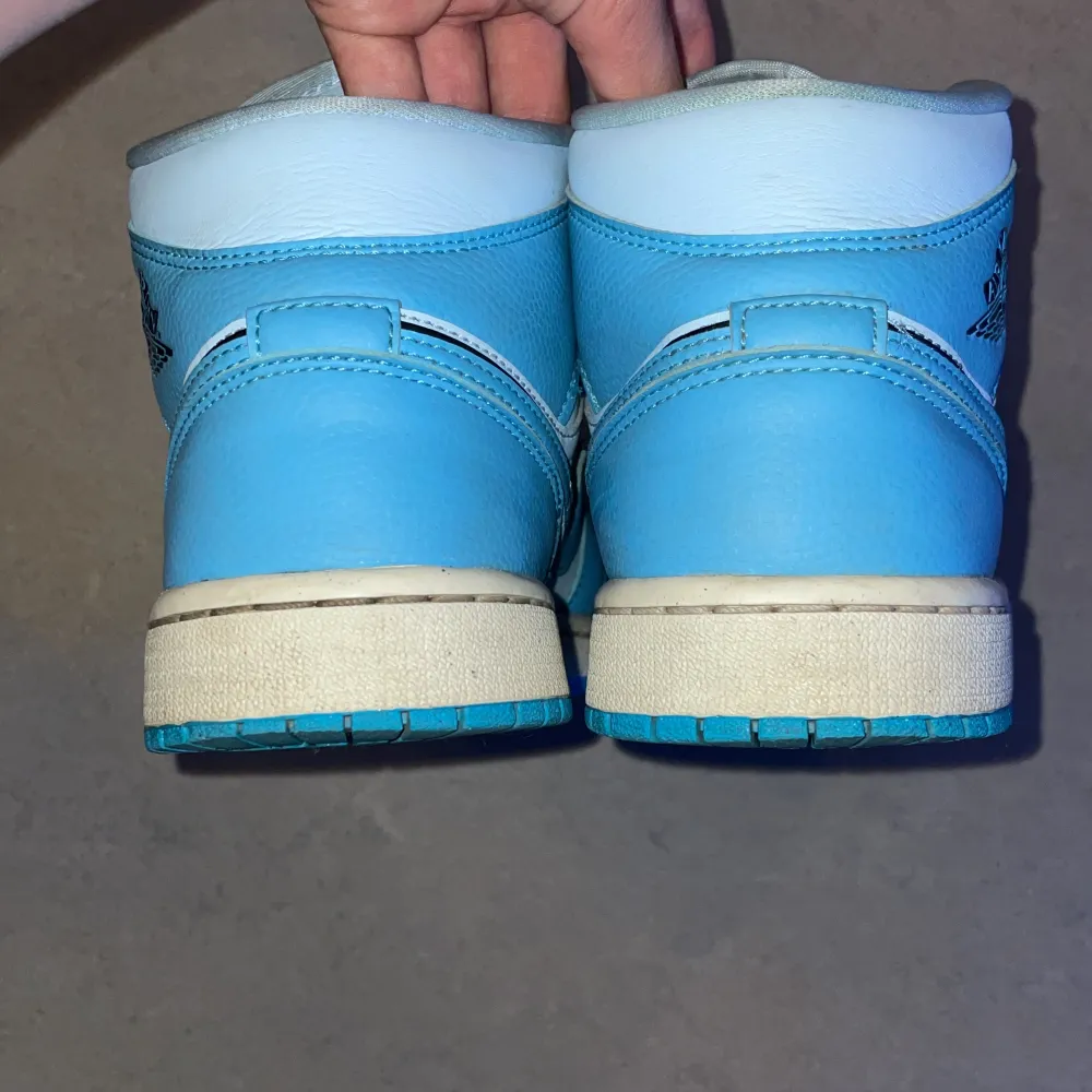 Användt kanske i nån månad har tvättat dem till kunden sitter perfekt på en och är ett par as sköna skor till sommaren att rocka!. Skor.