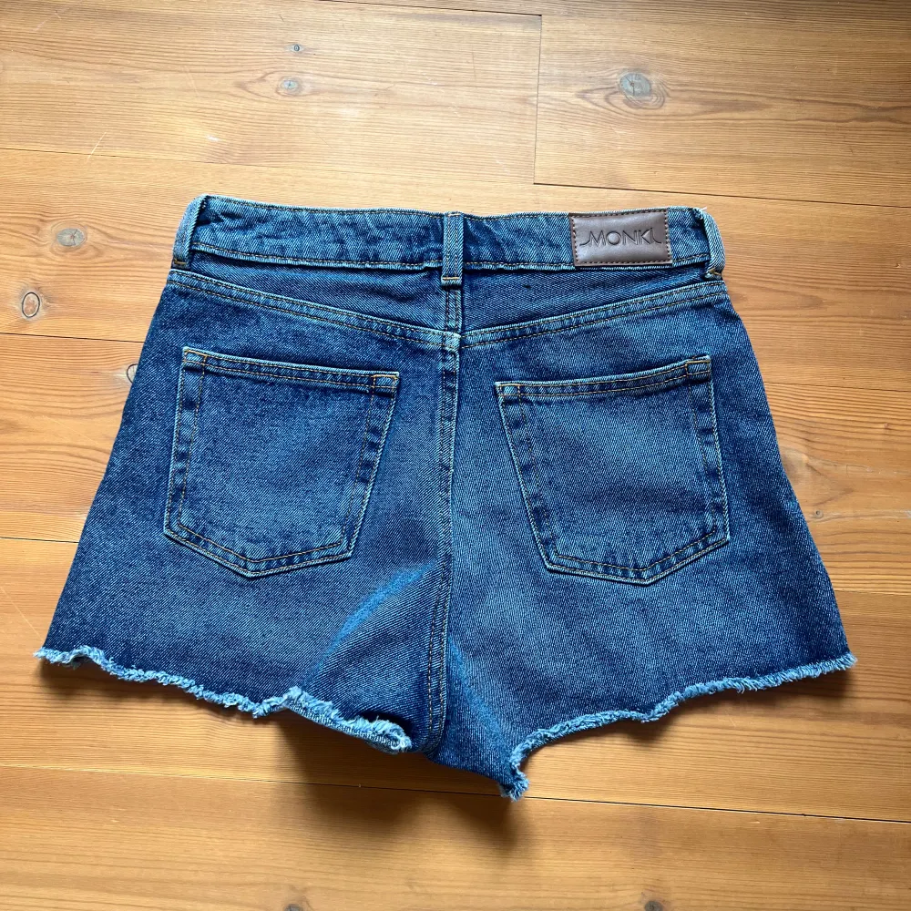 Jeansshorts med mellanhög midja och riktigt jeanstyg (lite mer robust material men mjukt), slitstarkt och i en mörk tvätt. . Shorts.