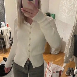 Zara kofta  - Fin kofta från zara med pärl knappar. Säljer då den inte kommer till användning. Aldrig använd köpt för 389kr