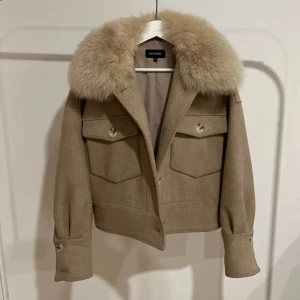 Meotine jacka - Säljer denna beiga meotine jackan i storlek s/m. Säljs då den tyvvär inte kommer till användning längre. Vid eventuella frågor eller funderingar kom privat 🩷