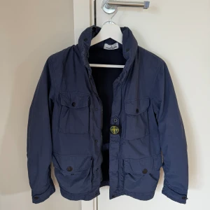 Stone island jacka - Stone island jacka i barnsorlek men skulle säga att den passar en XS. Nypris 4599:-  Har kvitto från NK