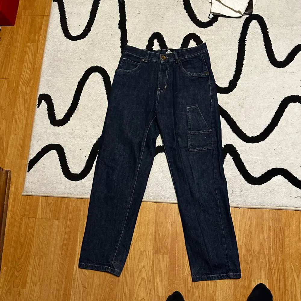 Tjena säljer dessa jeans som är Y2K still dom är i storlek 31 men passar mig som är 173 säljer dom för 350 men inget skrivet i Sten.  . Jeans & Byxor.