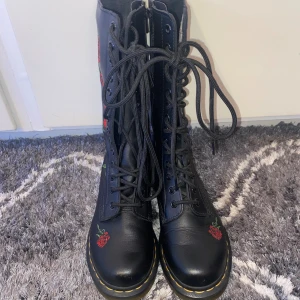 Dr. Martens - Är i jätte bra skick och har bara använts 4 gånger. Skorna är strl 37 men passar mig som har strl 38!