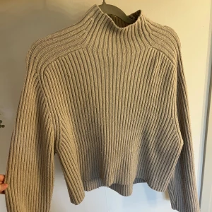 Stickad tröja - Beige stickad tröja med lite polo och ribbat material, använd men inga defekter förutom att den ö lite nopprig, men kommer inte till användning. Vid fler frågor eller bilder är det bara att kontakta i chatten. Köparen står för frakten💕