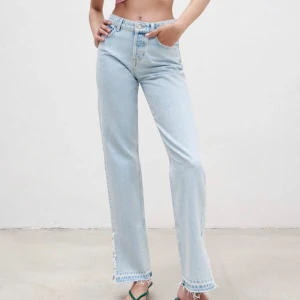 Långa jeans med slits på sidan - Långa jeans med slits på sidan. Jag är 180cm lång och dem är precis vid mina anklar.   Dem har två pyttesmå fäckar.   Orginal pris : 370kr